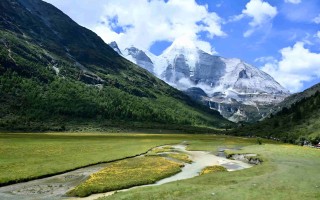 稻城亚丁最佳旅游时间：2026免票期、四季对比与10月错峰