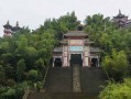 红色景区的灯杆牌里，藏着一代人的热血与浪漫