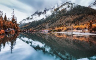 四姑娘山红叶的图片：解锁“9月绿意酝酿”与10月巅峰期前瞻，在10月下旬邂逅东方圣山诗行