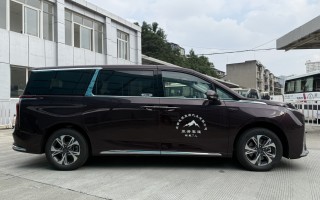 7座大通G90保姆旅游车