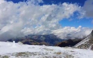 达古冰川风景：一半彩林，一半雪域