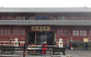 峨眉山红叶可以看多远：从“蜀山之王”到脚下彩林，解锁3079米高空的极致视野