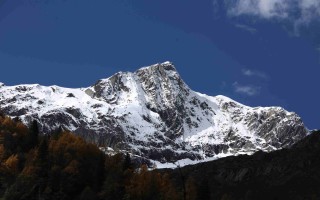 四姑娘山海拔多少米？从6250米到3200米的垂直雪山世界