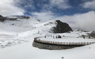 达古冰川天气：山脚彩林，山顶风雪，一天经历两种季节