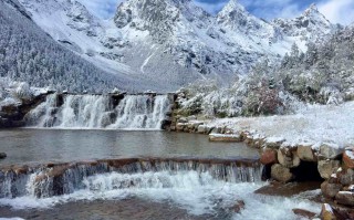 5月毕棚沟旅游攻略｜高山杜鹃、残雪海子与错峰出游指南