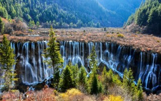 九寨沟旅游游记｜秋晨入沟，遇见五花海、珍珠滩与诺日朗瀑布