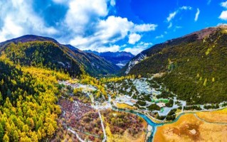 房车旅游四川视频：把川西雪山、草原和营地拍成一条公路大片