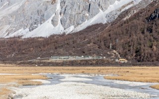 稻城亚丁看红叶时间：精准踩点“黄金窗口”，解锁免票季的极致秋色