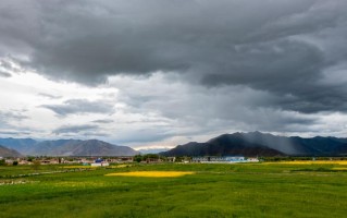 稻城亚丁沿途红叶图片：定格“公路美学”的极致撞色，在川西秘境捕捉流动的秋日画卷