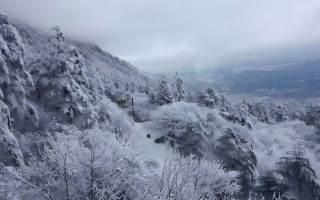 峨眉山红叶的说说：把佛国仙山的绚烂秋色，写进朋友圈的九宫格