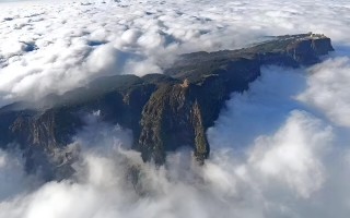 峨眉山红叶地址：解锁“9月绿意酝酿”与10月巅峰期前瞻，在10月下旬邂逅东方圣山诗行