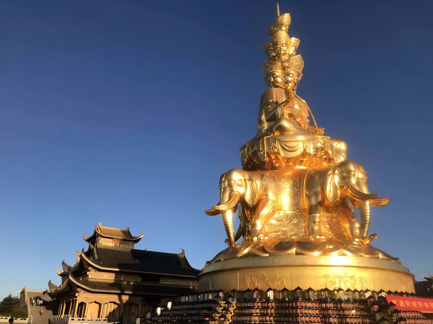 红叶峨眉山:解锁“立体海拔渐变彩林”与千年古刹禅意交织,在10月下旬邂逅仙山诗行-第2张图片-四川省中国青年旅行社官网 四川中青旅 红叶峨眉山:解锁“立体海拔渐变彩林”与千年古刹禅意交织,在10月下旬邂逅仙山诗行-第2张图片-四川省中国青年旅行社官网 四川中青旅