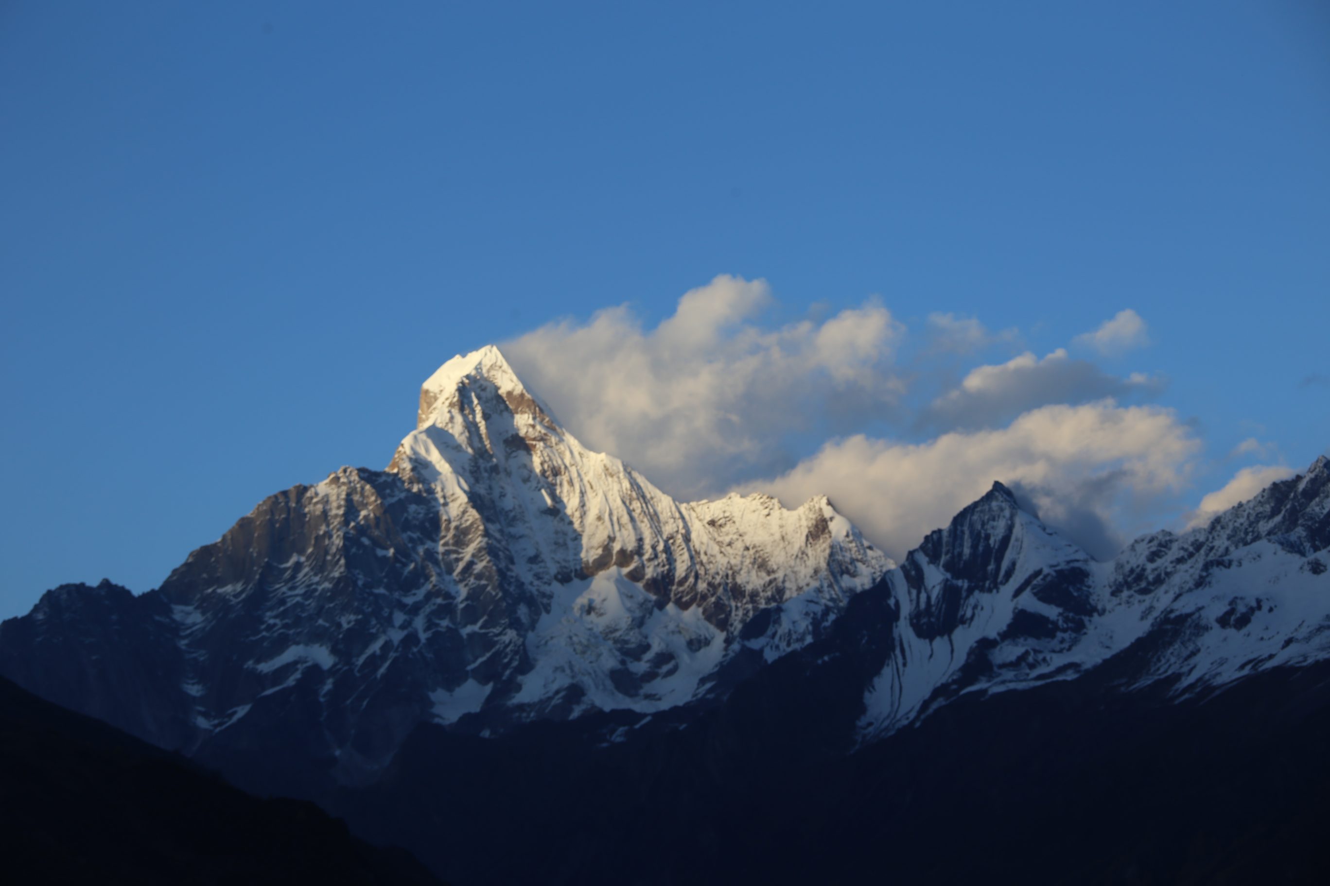 四姑娘山哪里看红叶：解锁“9月绿意酝酿”与10月巅峰期前瞻，在10月下旬邂逅东方圣山诗行-第2张图片-四川省中国青年旅行社官网 四川中青旅