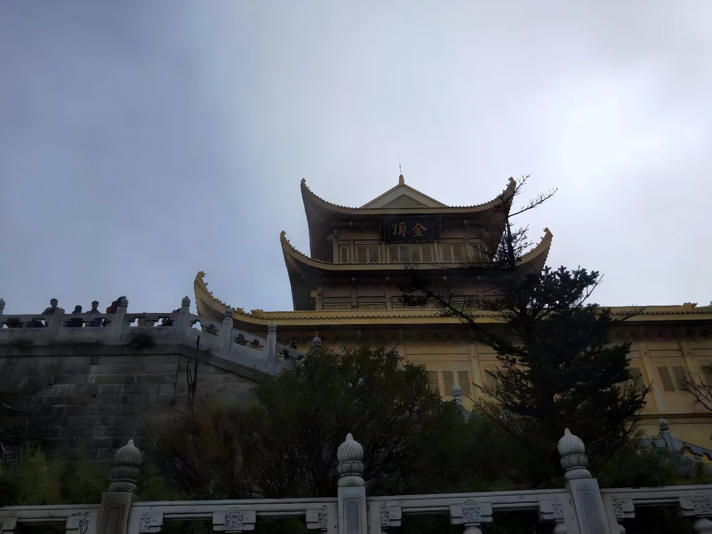 峨眉山红叶2026:解锁“9月绿意酝酿”与10月巅峰期前瞻,在10月下旬邂逅东方圣山诗行-第1张图片-四川省中国青年旅行社官网 四川中青旅 峨眉山红叶2026:解锁“9月绿意酝酿”与10月巅峰期前瞻,在10月下旬邂逅东方圣山诗行-第1张图片-四川省中国青年旅行社官网 四川中青旅