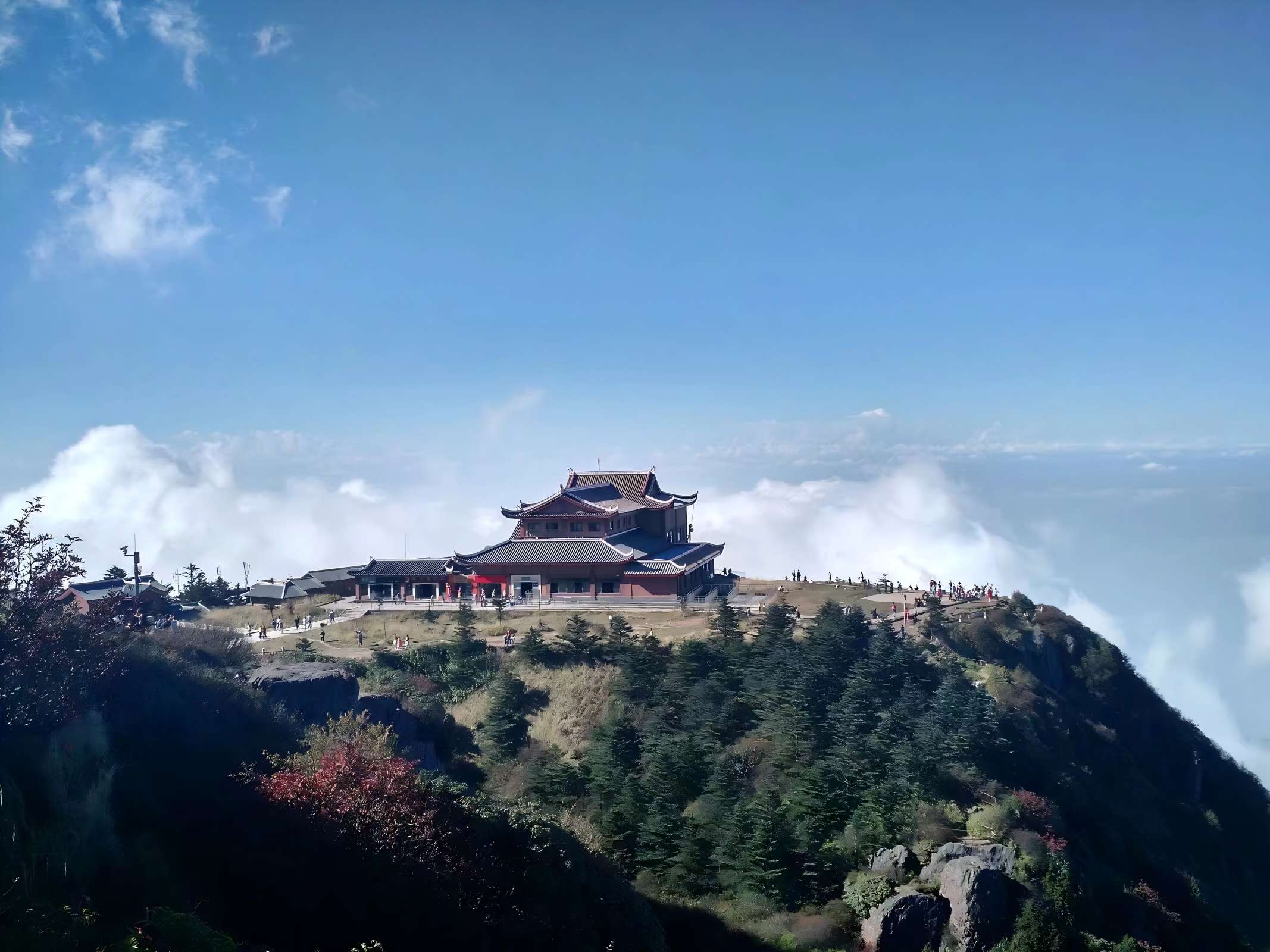 峨眉山免费红叶:解锁“9月绿意酝酿”与10月巅峰期前瞻,在10月下旬邂逅东方圣山诗行-第1张图片-四川省中国青年旅行社官网 四川中青旅 峨眉山免费红叶:解锁“9月绿意酝酿”与10月巅峰期前瞻,在10月下旬邂逅东方圣山诗行-第1张图片-四川省中国青年旅行社官网 四川中青旅