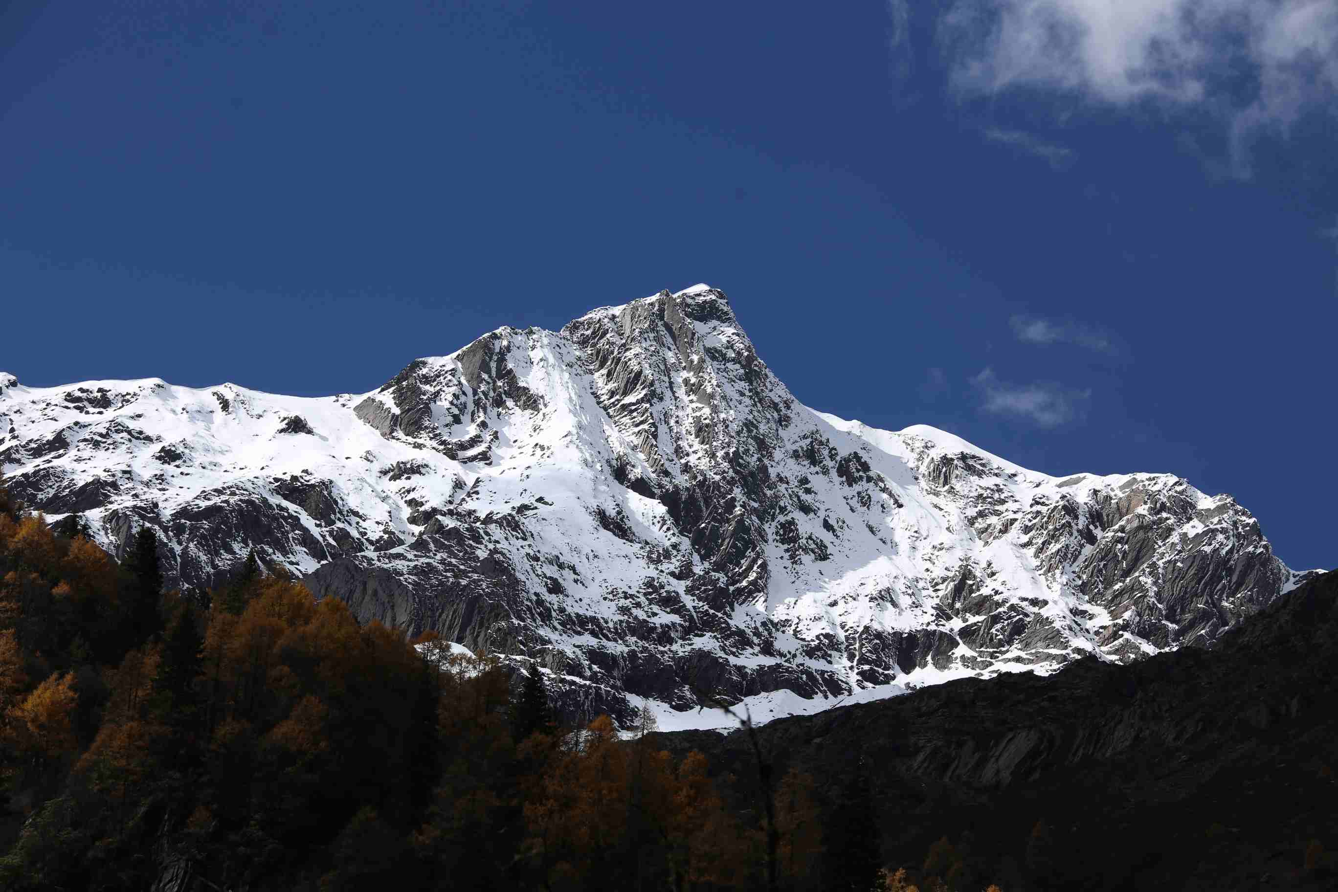 四姑娘山海拔多少米?从6250米到3200米的垂直雪山世界-第1张图片-四川省中国青年旅行社官网 四川中青旅 四姑娘山海拔多少米?从6250米到3200米的垂直雪山世界-第1张图片-四川省中国青年旅行社官网 四川中青旅