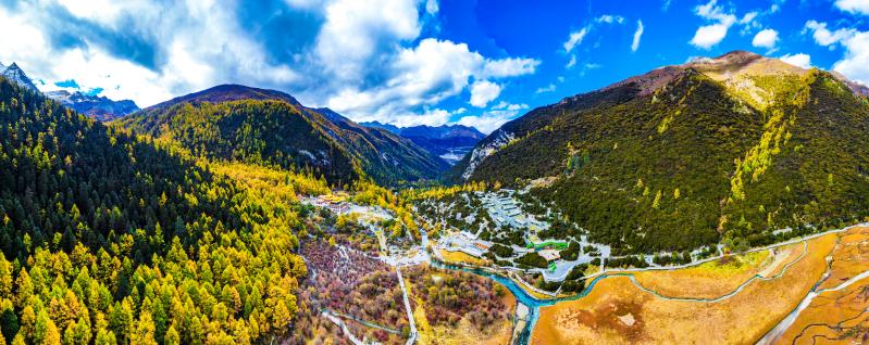 房车旅游四川视频:把川西雪山、草原和营地拍成一条公路大片-第1张图片-四川省中国青年旅行社官网 四川中青旅 房车旅游四川视频:把川西雪山、草原和营地拍成一条公路大片-第1张图片-四川省中国青年旅行社官网 四川中青旅
