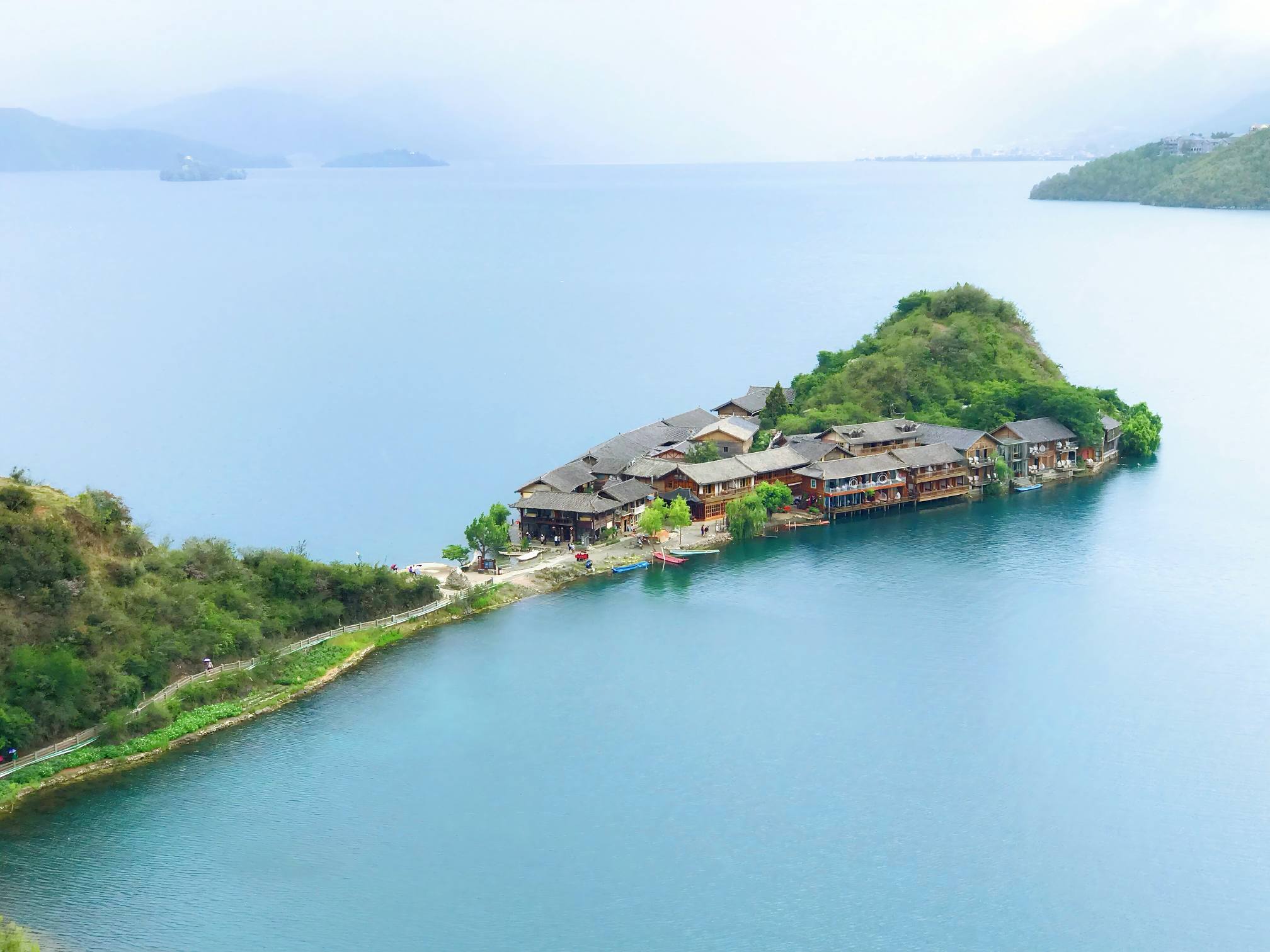 四川泸沽湖旅游攻略:国庆后人少景美,正是环湖好时候-第1张图片-四川省中国青年旅行社官网 四川中青旅 四川泸沽湖旅游攻略:国庆后人少景美,正是环湖好时候-第1张图片-四川省中国青年旅行社官网 四川中青旅