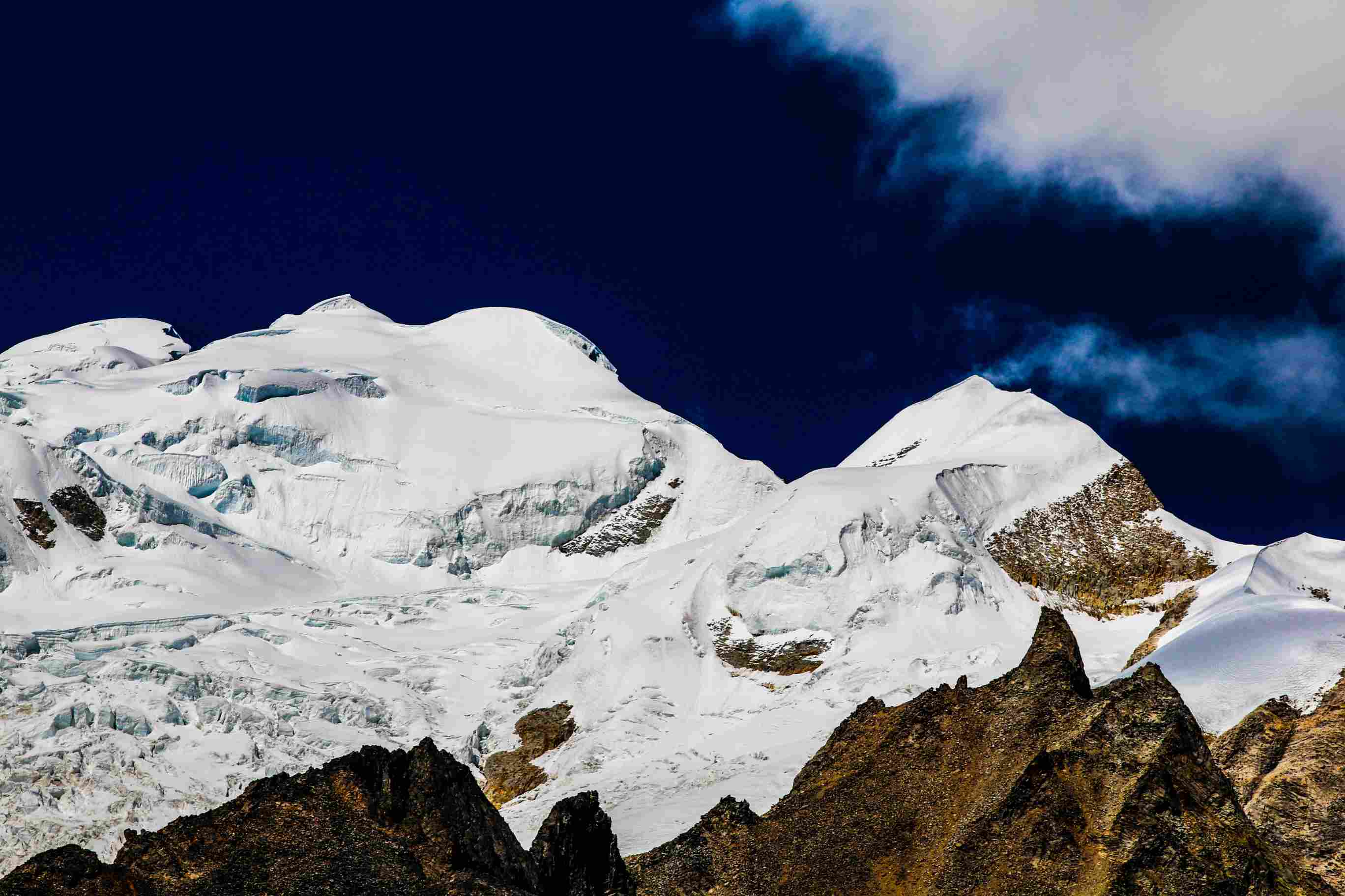 格聂山景区:理塘深处的雪山、海子与藏寨-第1张图片-四川省中国青年旅行社官网 四川中青旅 格聂山景区:理塘深处的雪山、海子与藏寨-第1张图片-四川省中国青年旅行社官网 四川中青旅