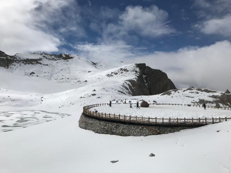 达古冰川天气：山脚彩林，山顶风雪，一天经历两种季节-第1张图片-四川省中国青年旅行社官网 四川中青旅